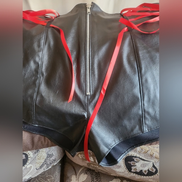 pleather high rise shorts LG - Picture 2 of 4